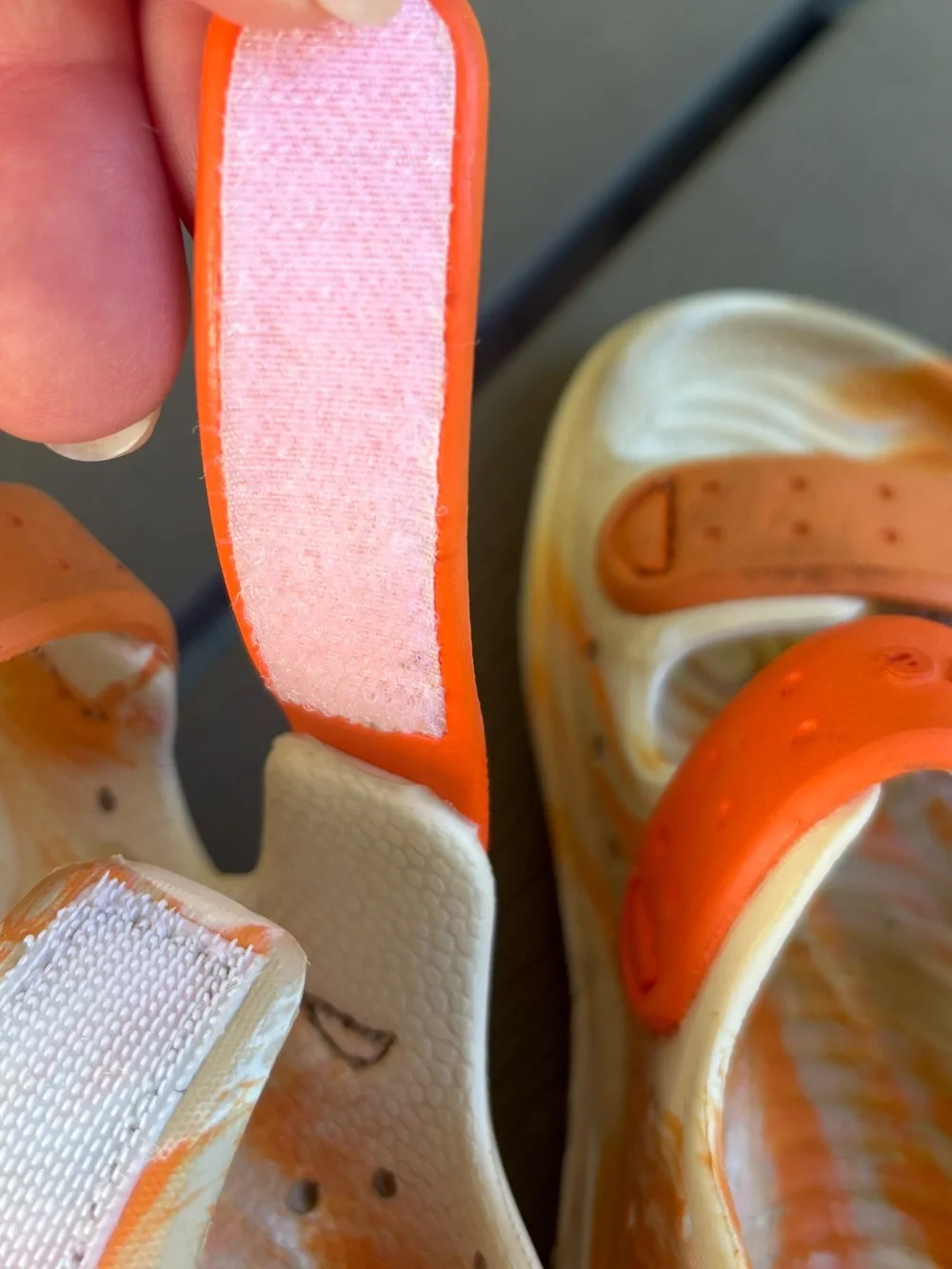 Native Chase water sand friendly strap sandals shoes size 7 - orange marbled